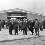 839944 Afbeelding van de genodigden bij de officiële opening van het nieuwe N.S.-station Den Helder te Den Helder.